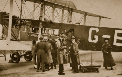 Passeggeri che si imbarcano per Parigi con un aereo di Imperial Airways da English Photographer